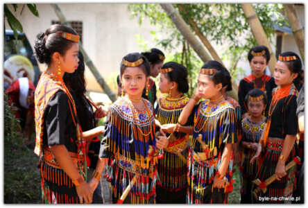 Dziewczyny w tradycyjnych strojach, Tana Toraja