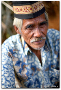 Uczestnik pogrzebu w tradycyjnym stroju, Tana Toraja