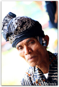 Uczestnik pogrzebu w tradycyjnym stroju, Tana Toraja