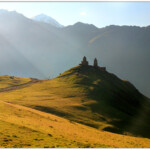 Trekking pod bazę wypadową na Kazbeg. Gruzja